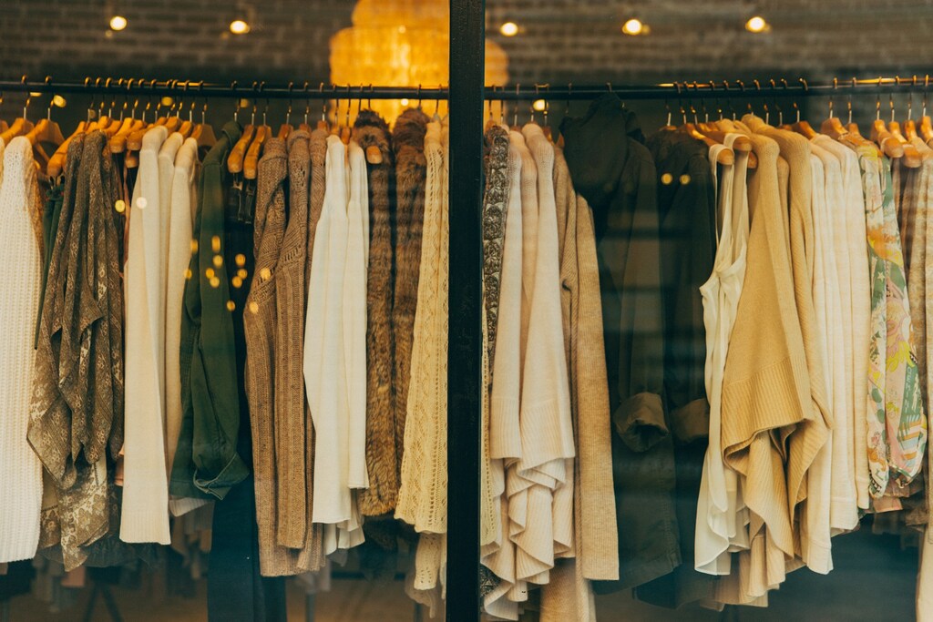 店頭に並ぶ服の画像